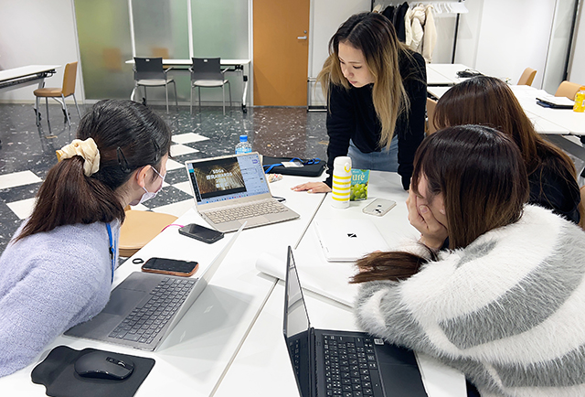 武庫川女子大学の学生の皆さん グループワークの様子